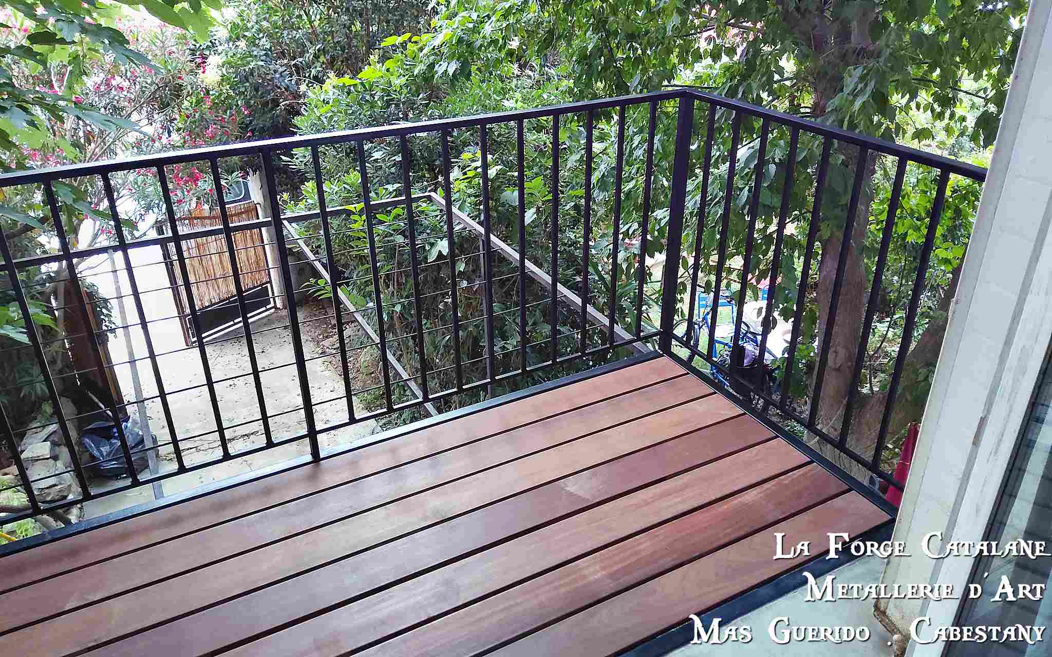 Balcon fer plancher bois massaranduba garde corps fer plat carre la forge catalane 3.jpg